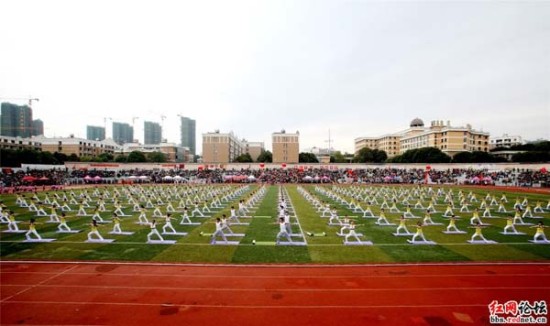 湖南一高校校运会300人上演瑜伽表演(图)
