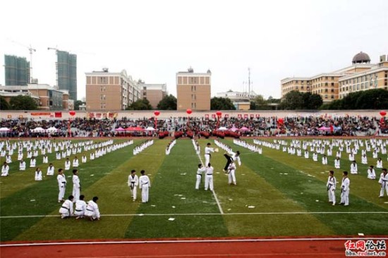 湖南一高校校运会300人上演瑜伽表演(图)